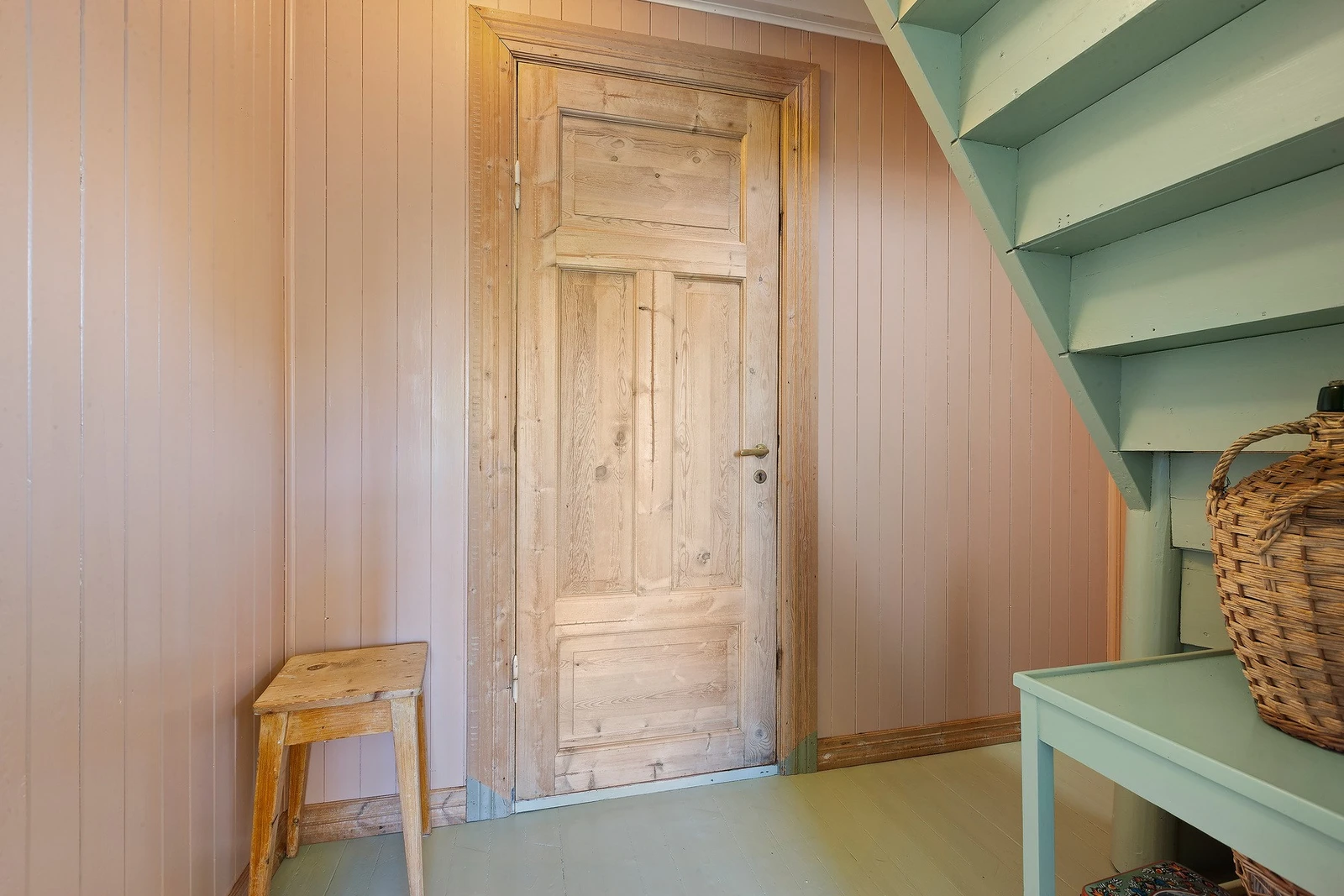 Gang med trapp til loftsetasjen, badet finner du rett frem. Galleribilde