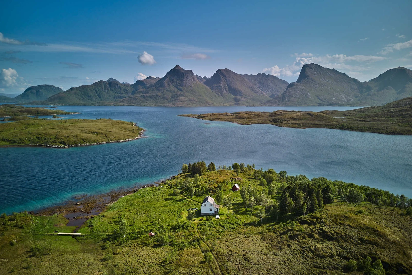 Eiendommen ligger i Øksnes Vestbygd & består av en enebolig fra 1927, fjøsbygning, brønnhus og utedo. Galleribilde