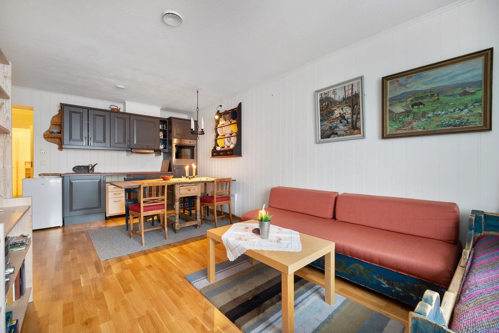 Leiligheten har en åpen stue-/kjøkken løsning med plass for både sofagruppe og spisebord. Galleribilde