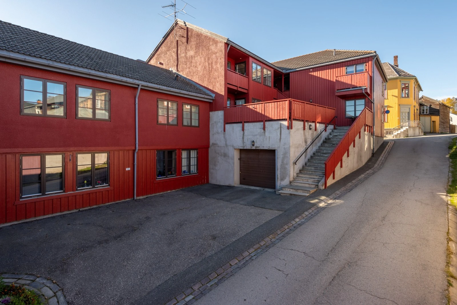 På terrassen over garasjen er det bord og benker til felles benyttelse. Galleribilde