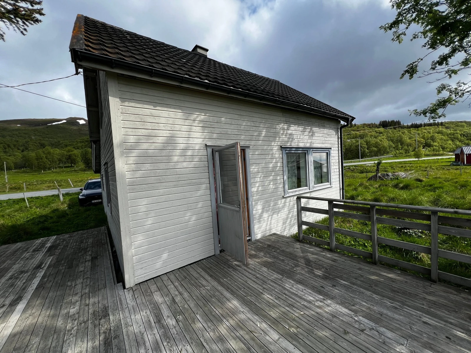 Baksiden av huset, her kan man nyte morgen kaffen til lyden av fugler og havet Galleribilde