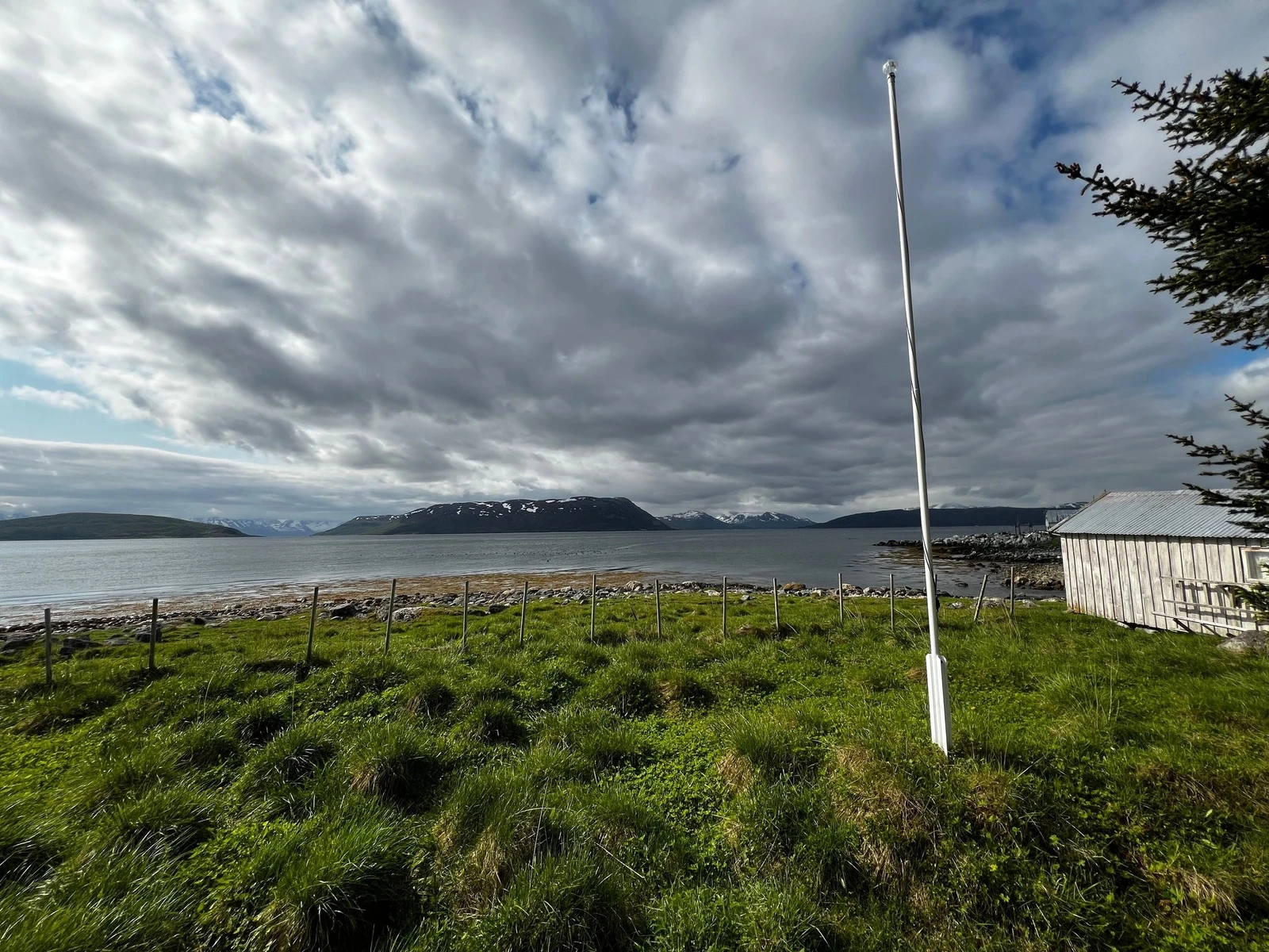 Her har man panorama utsikt over havet, fjellene og dyrelivet Galleribilde