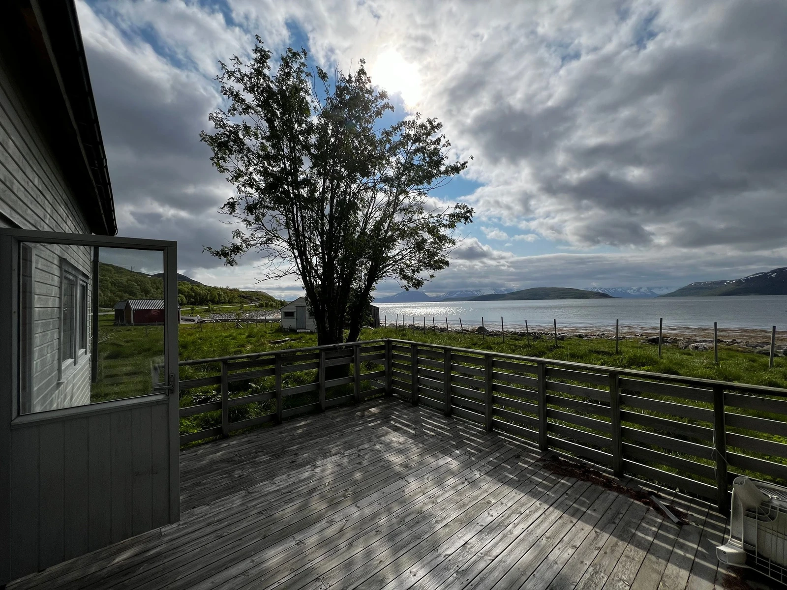 Utsikt fra terrasse, nydelig beliggenhet rett ved havet! Galleribilde