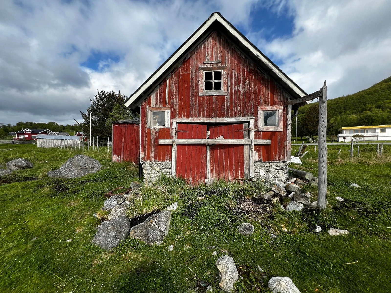 Naust sett fra fjæra Galleribilde