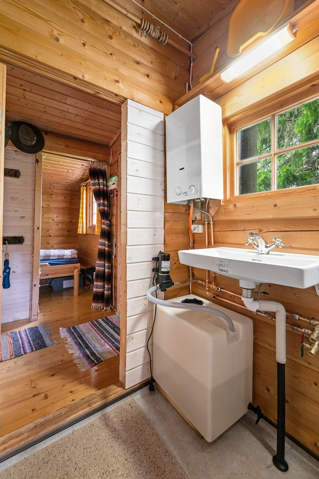 Vannet på hytten blir varmet opp ved hjelp av gass. Galleribilde