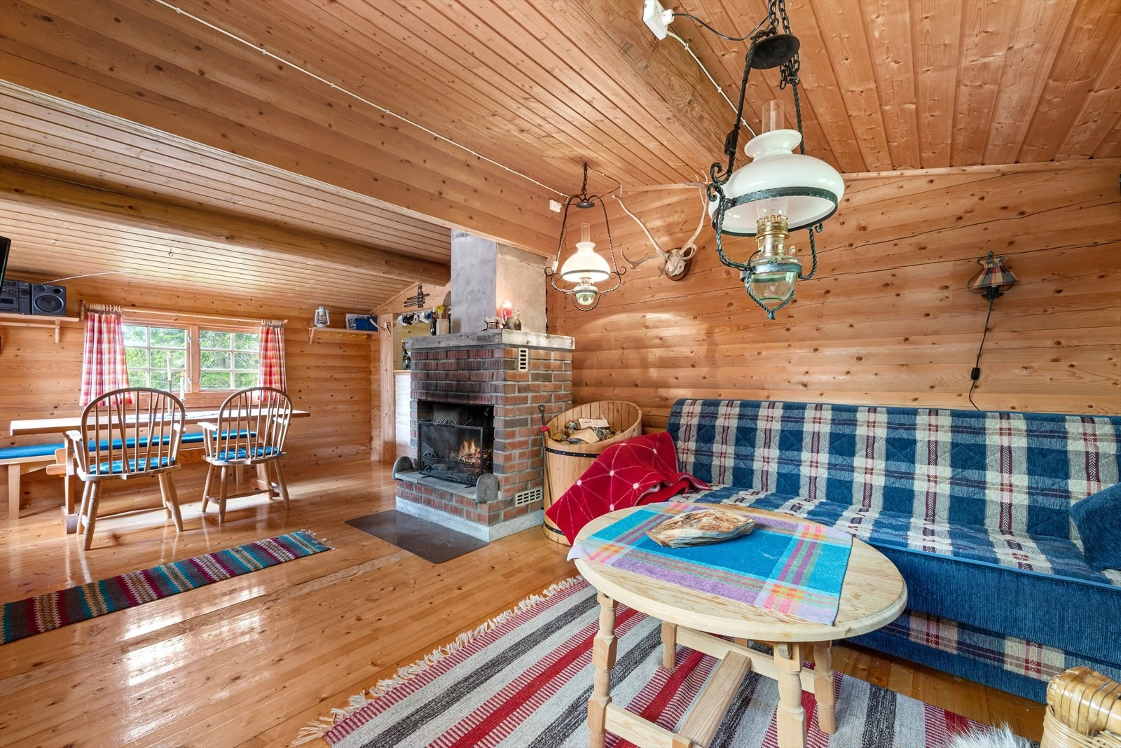 Stue på ca. 22 kvm med god plass til spisestue og sofakrok. Galleribilde