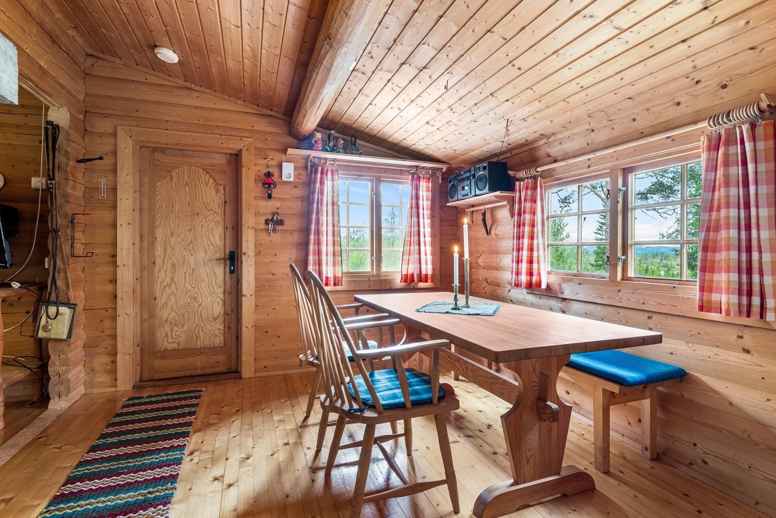 Spisestue med god plass til spisebord. Galleribilde