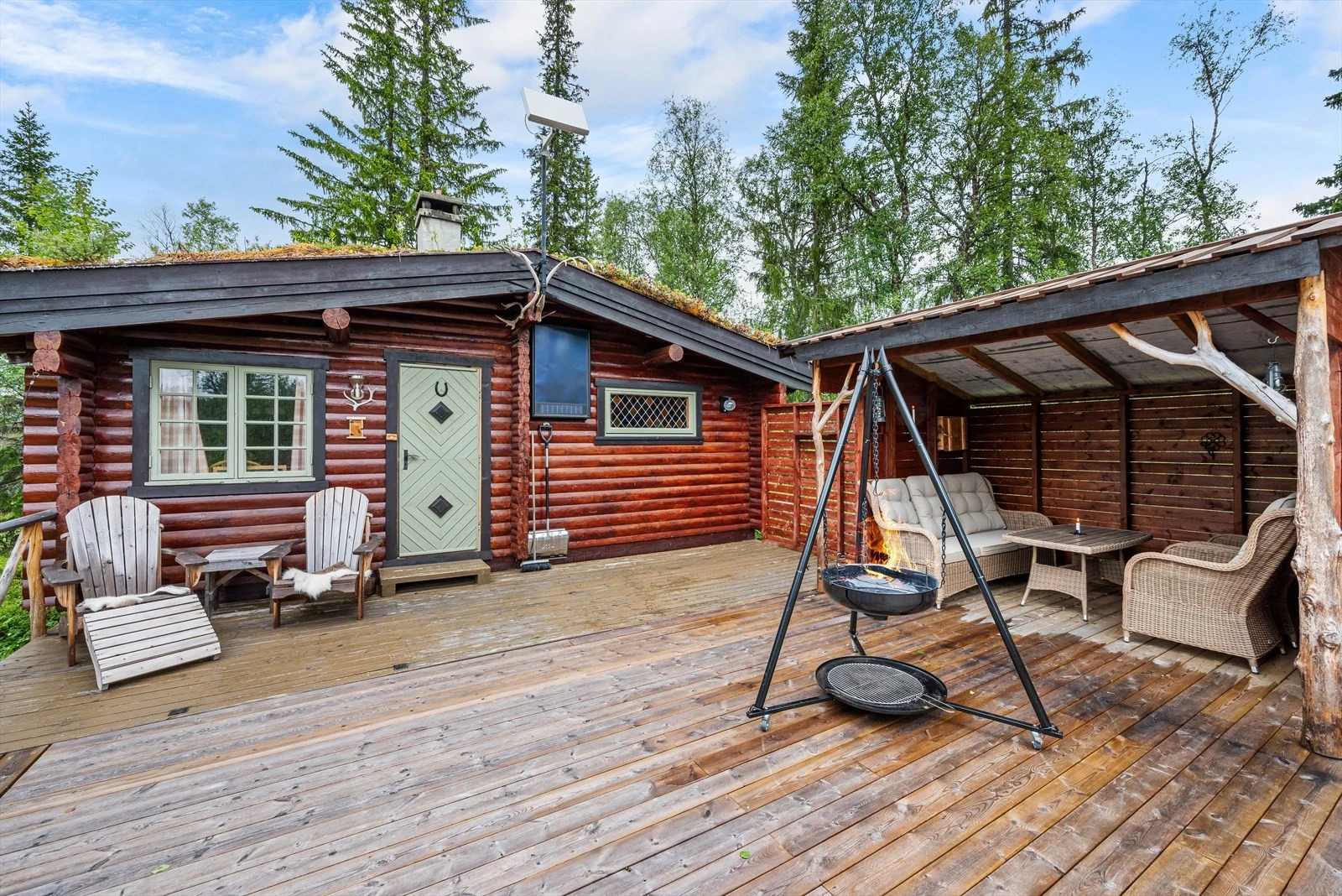 Koselig uteområde med plass til flere sittegrupper. Galleribilde