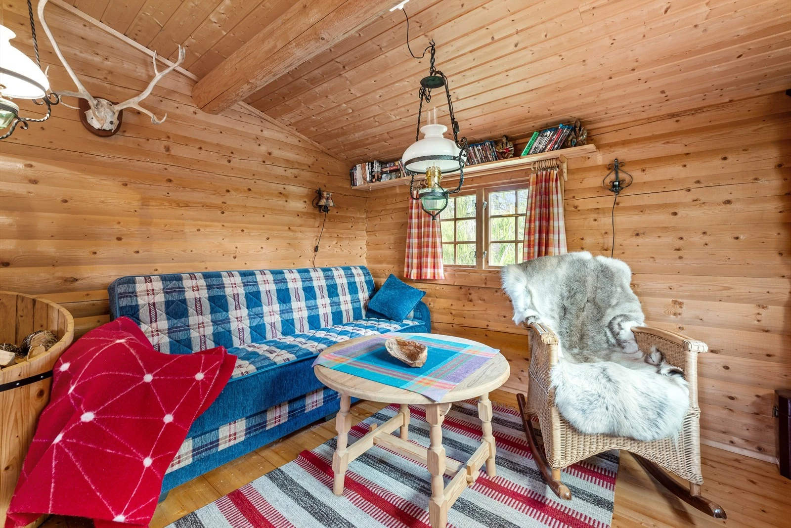 Stue med plass til sofakrok og tilhørende møblement. Galleribilde