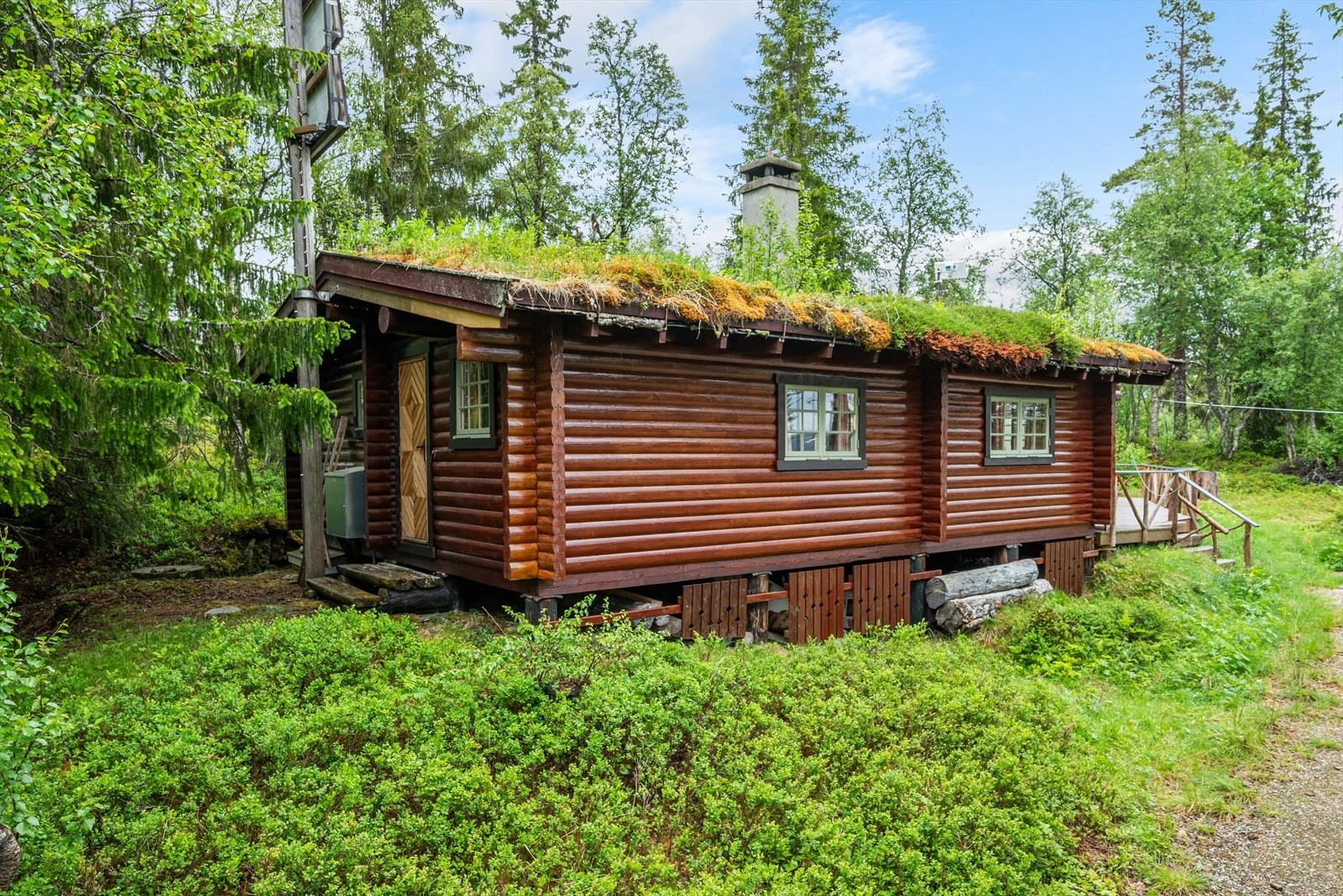 Hytten har inngang både ved terrassen og baksiden av hytten. Galleribilde
