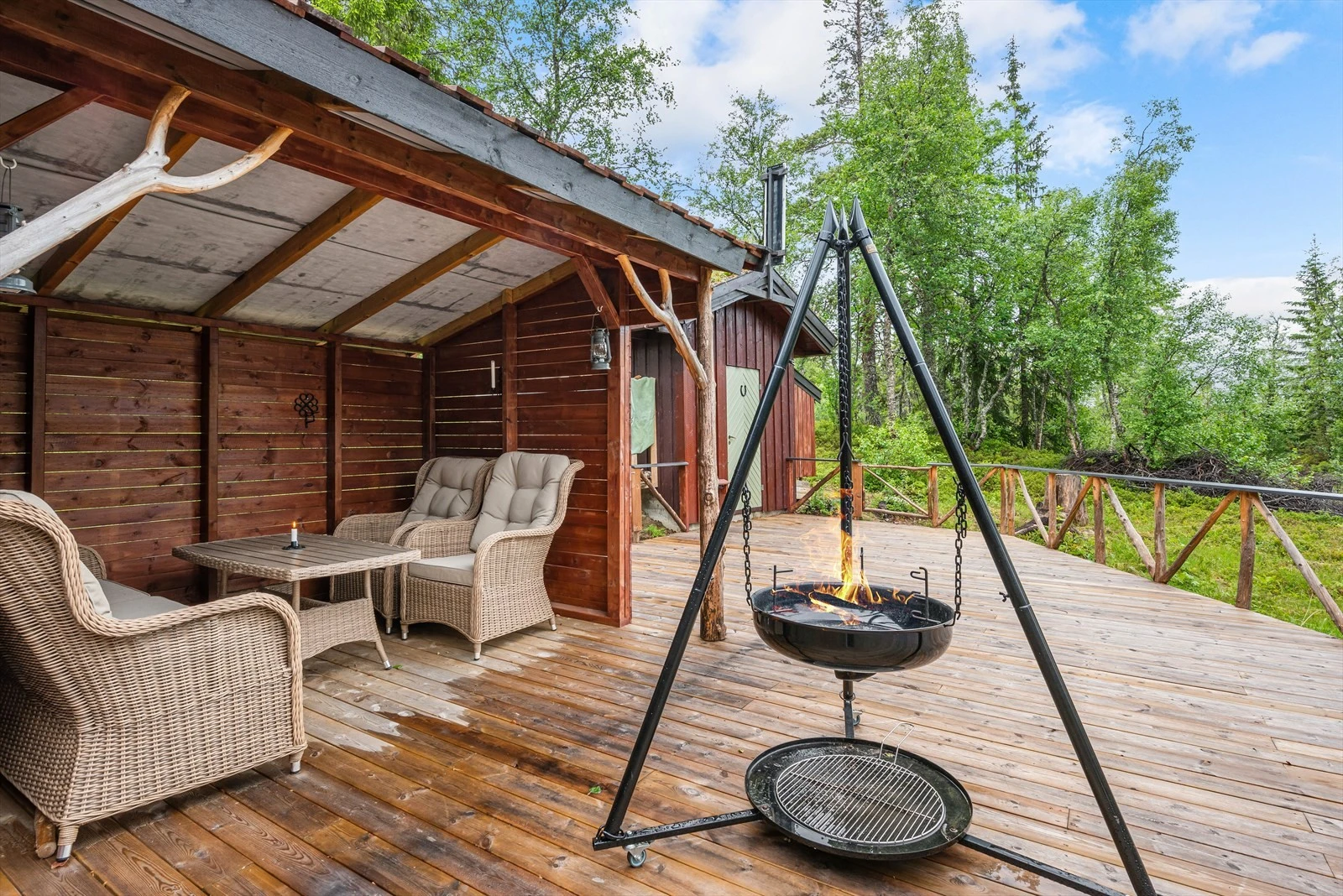 På terrassen får du en gapahuk med takoverbygg som gjør at du kan sitte der i all slags vær. Galleribilde