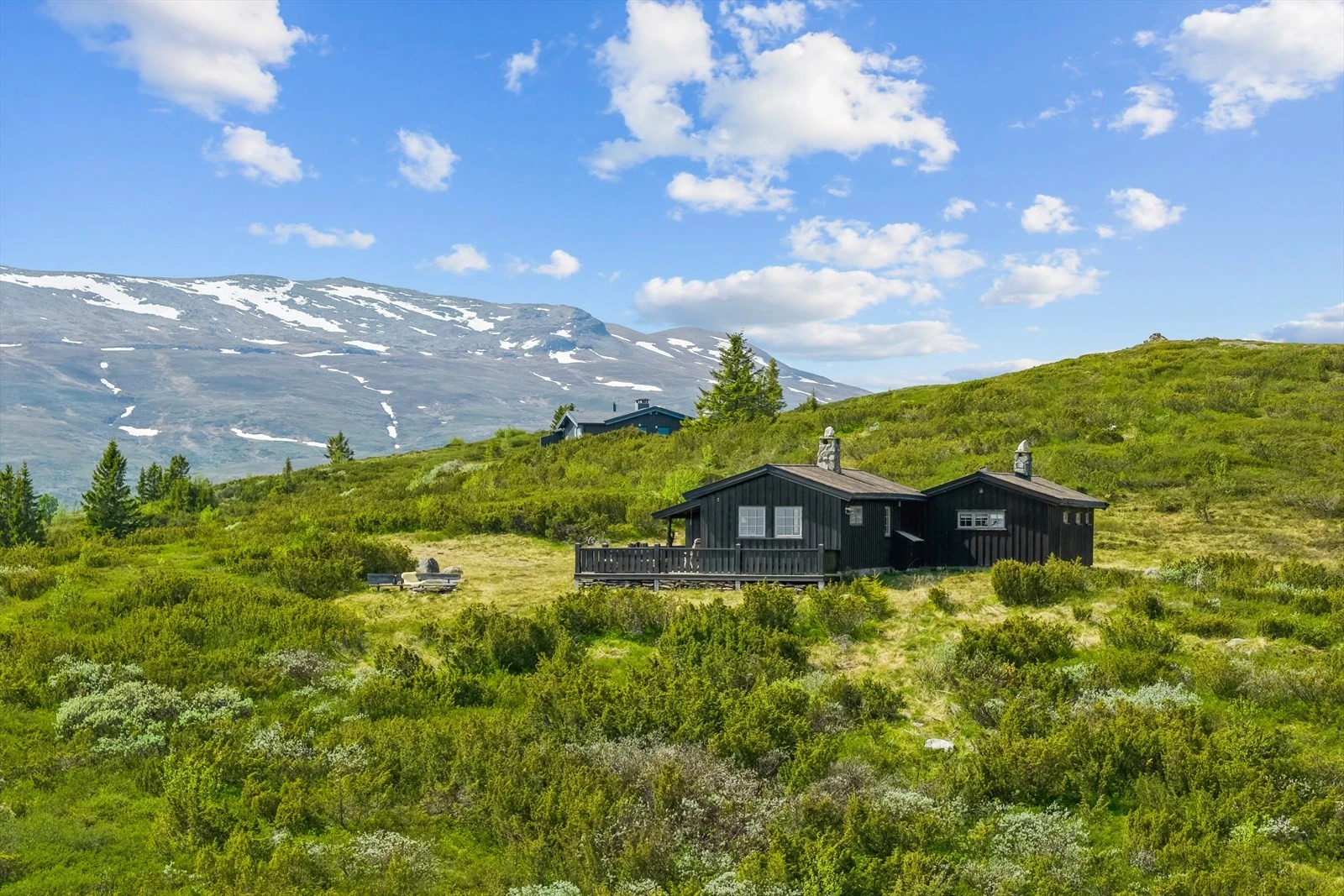Hytta ligger på en stor naturtomt i svakt hellende terreng. Her er det mulighet for flere fine uteplasser, lek og moro. Galleribilde
