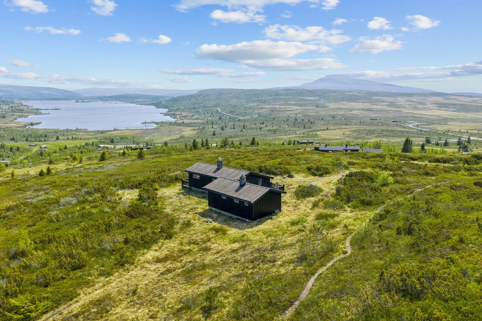 Det sies ofte at har du først besøkt Syndin, da drømmer du alltid om å komme tilbake! Om du tar en tur til denne vakkert beliggende eiendommen i Heimhaugvegen 35 vil du skjønne hvorfor mange sier nettopp det! Galleribilde