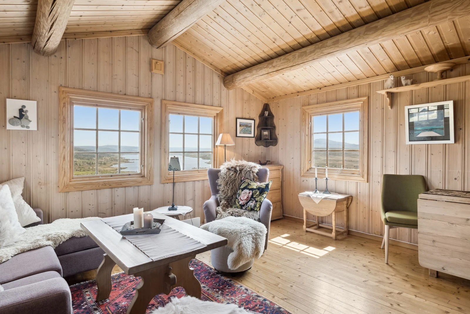 Her er det vakker og spennende utsikt som stadig varierer med skiftende vær og lysforhold! Galleribilde