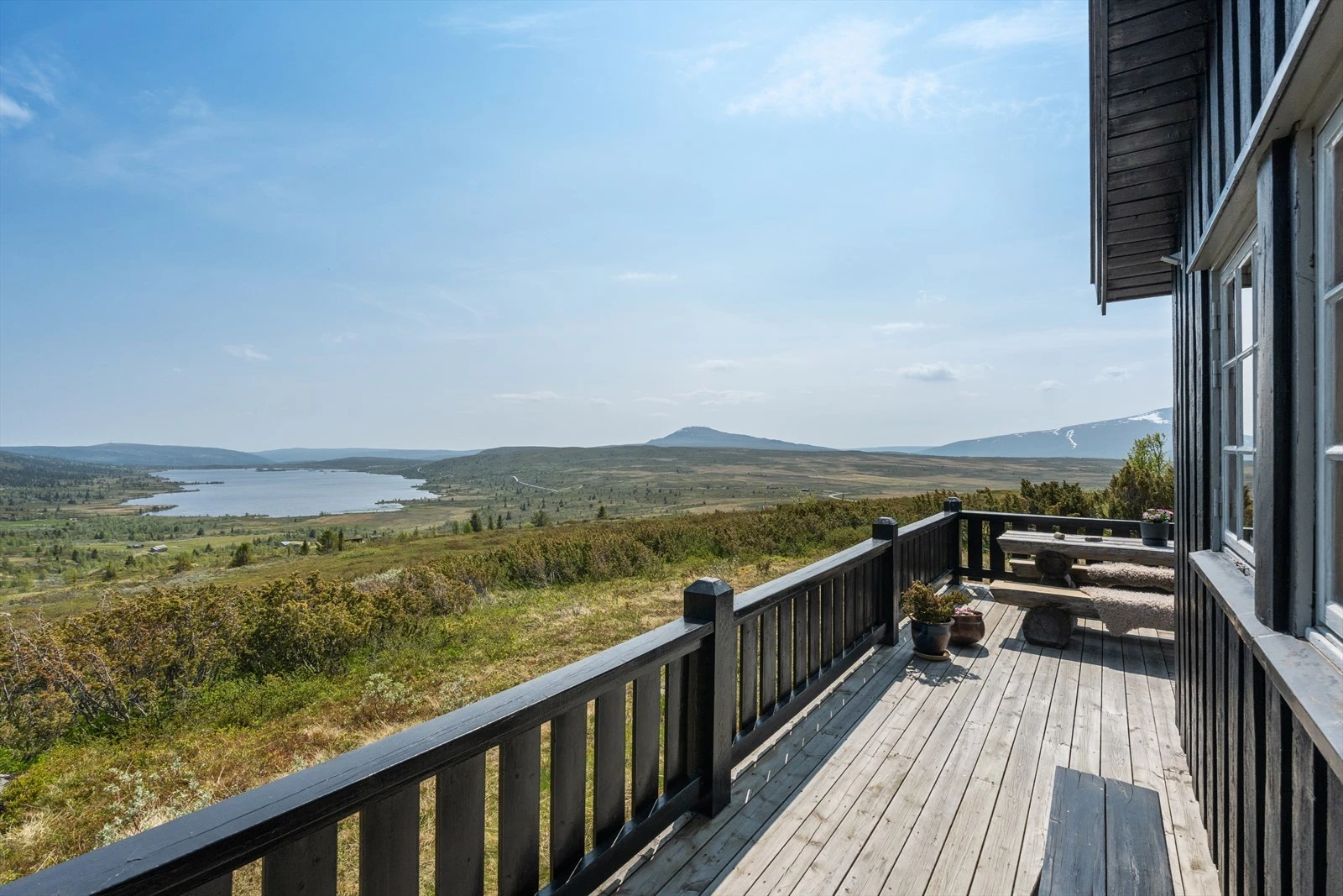 Med sine åpne vidder, vakre fjell og ikke minst de tre Syndinvannene, som ligger på rekke og rad, er dette et nydelig område å komme opp til. Galleribilde