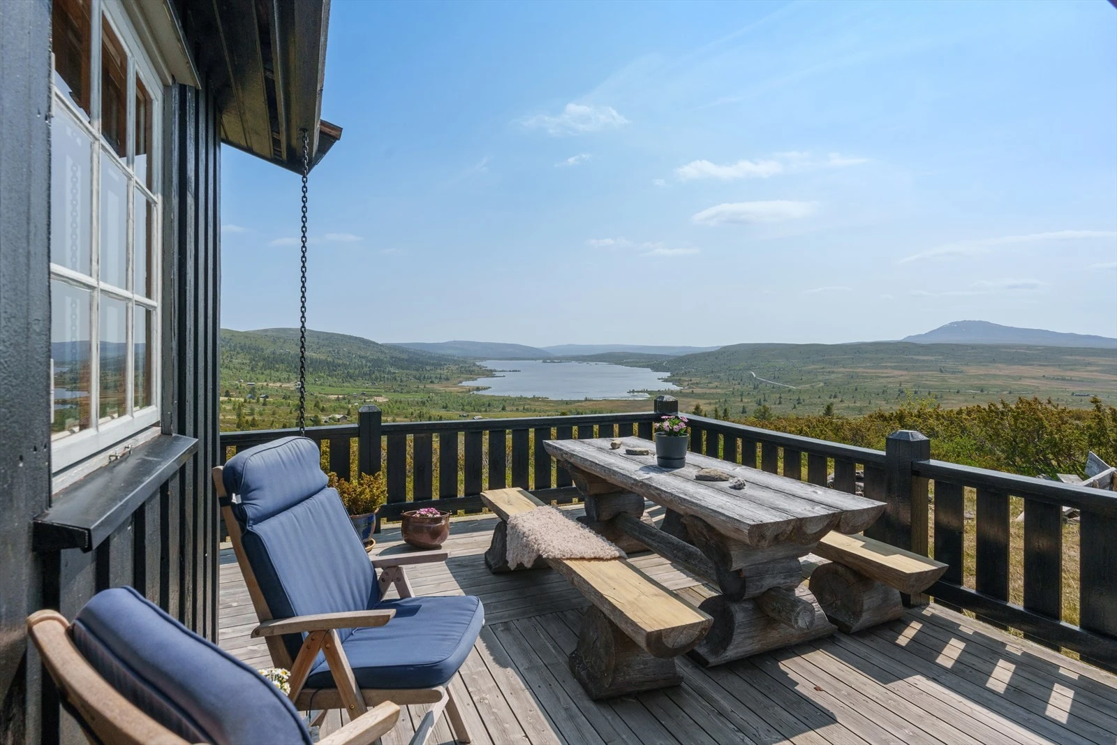 Stier og stølsveier innbyr til opplevelsersrike turer til fots eller på sykkel. De tre Syndinvannene som ligger på rekke og rad, gir fine muligheter for bading, båttur og fiske. Galleribilde