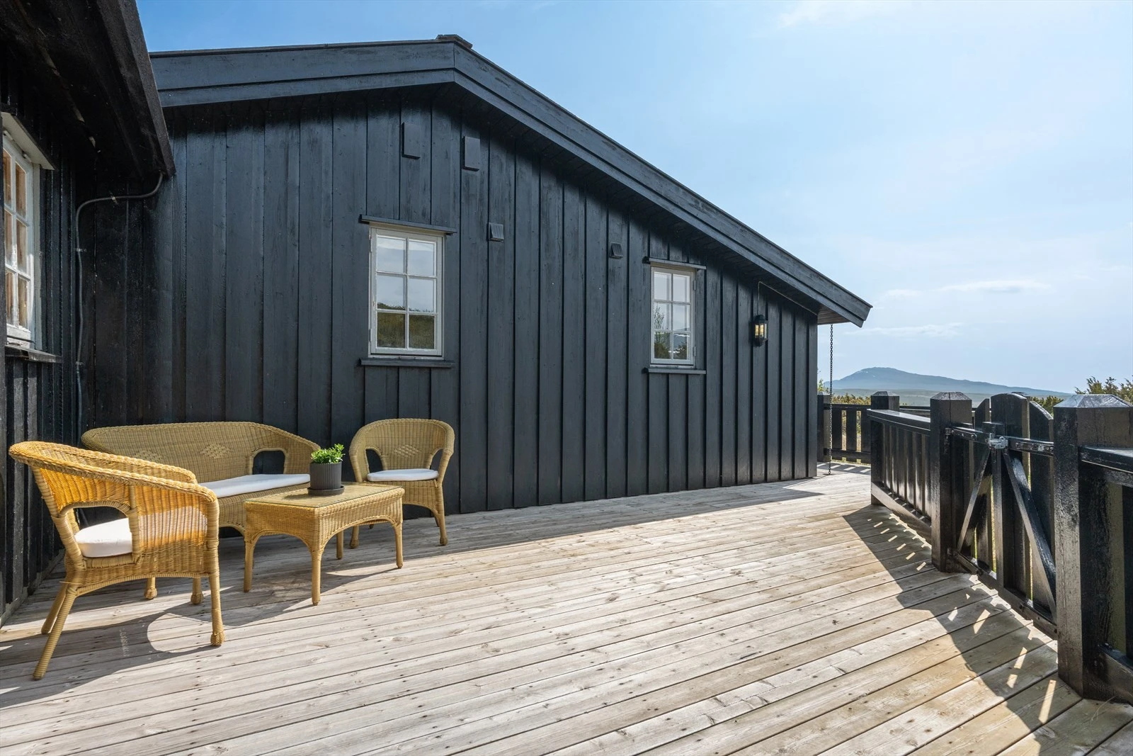 Terrassene er bundet sammen slik at en enkelt går mellom "hytte og anneks", og med terrasse langs tre sider av hytta er det enkelt å flytte seg med solen. Galleribilde