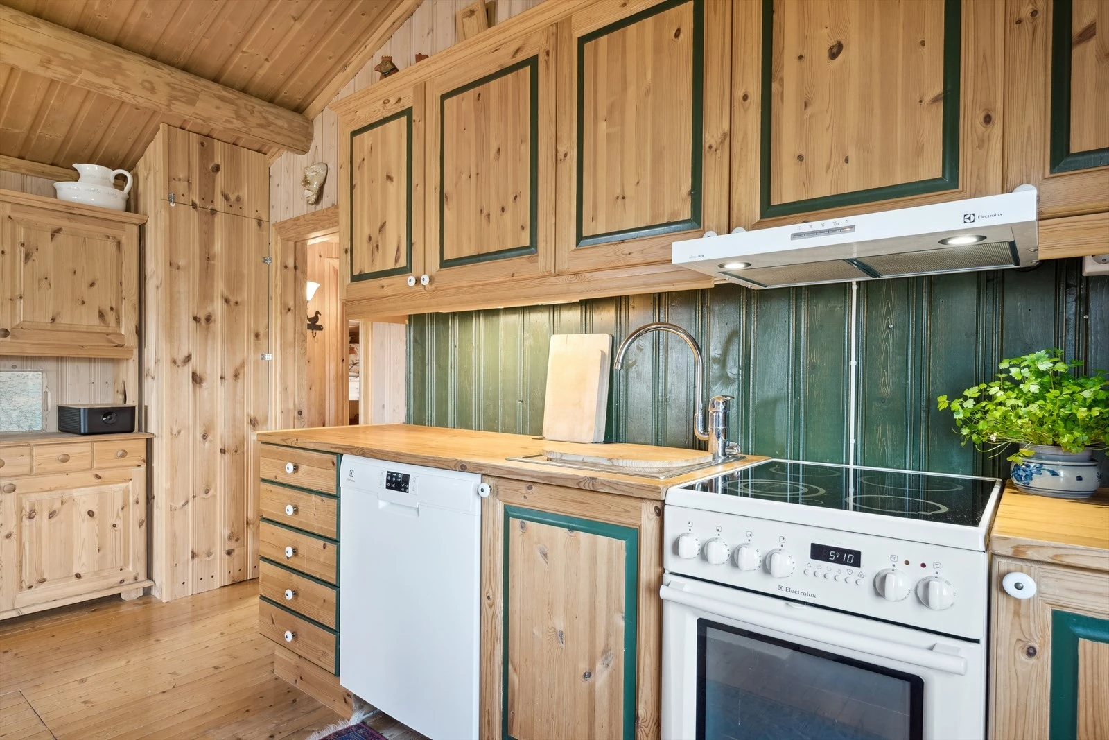 Kjøkkenet har heltre innredningen med over-og underskap, samt heltre benkeplate med oppvaskkum stål. Galleribilde