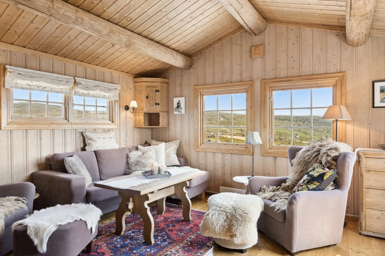 Den samme vakre utsikten kan en nyte inne fra stua som lys og luftig med flere vinduer. Galleribilde