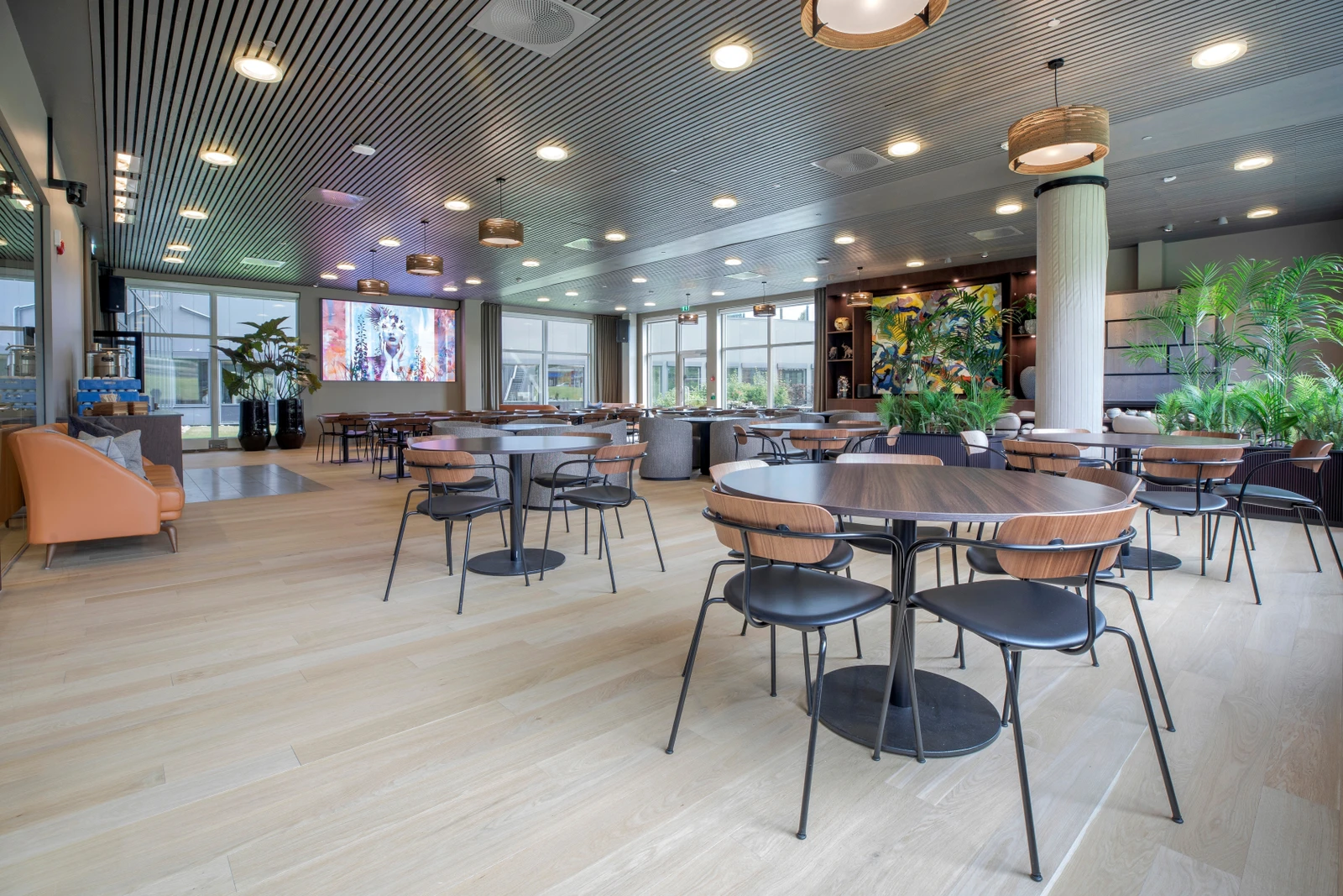 Sitteområder i Spiseriet og møterom Orr Galleribilde