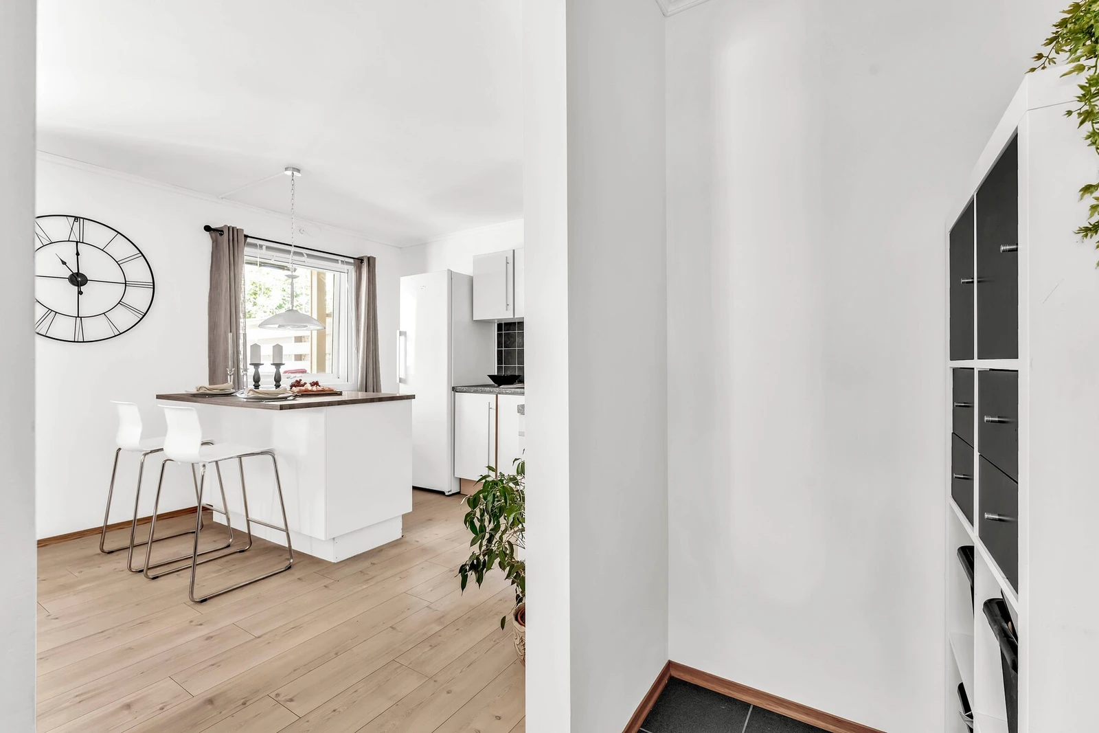 Fra gangen og inn mot stuen. Galleribilde