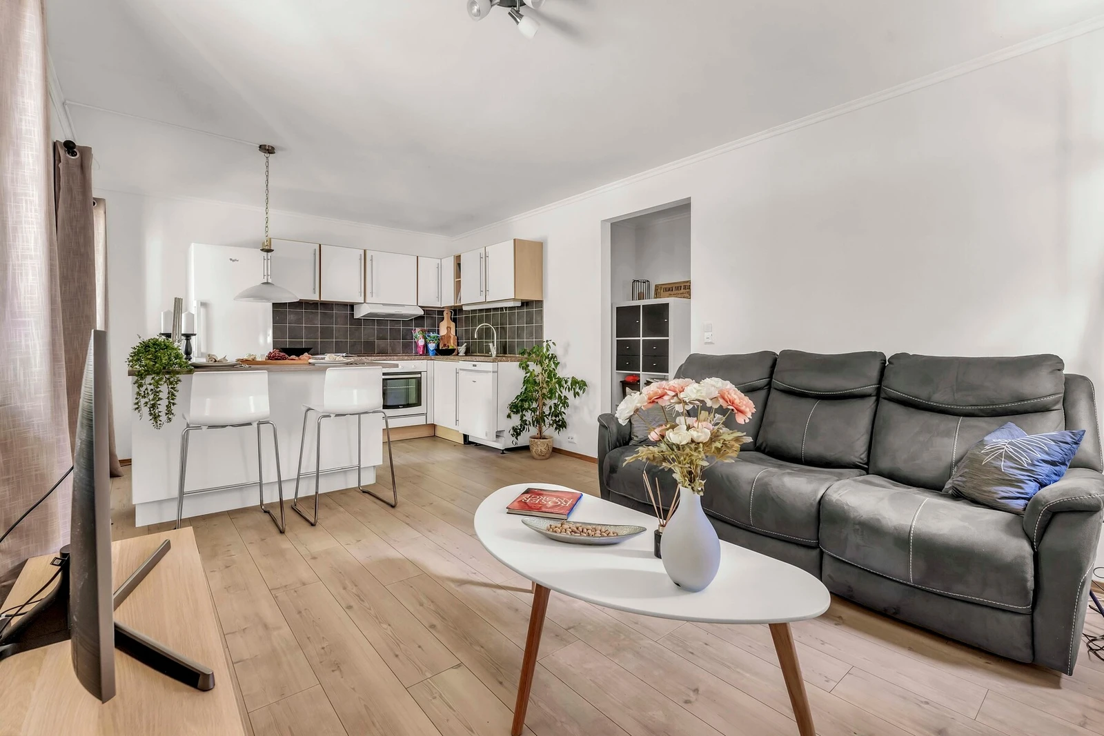 Lys og koselig stue med åpen løsning mot kjøkkenet. Galleribilde