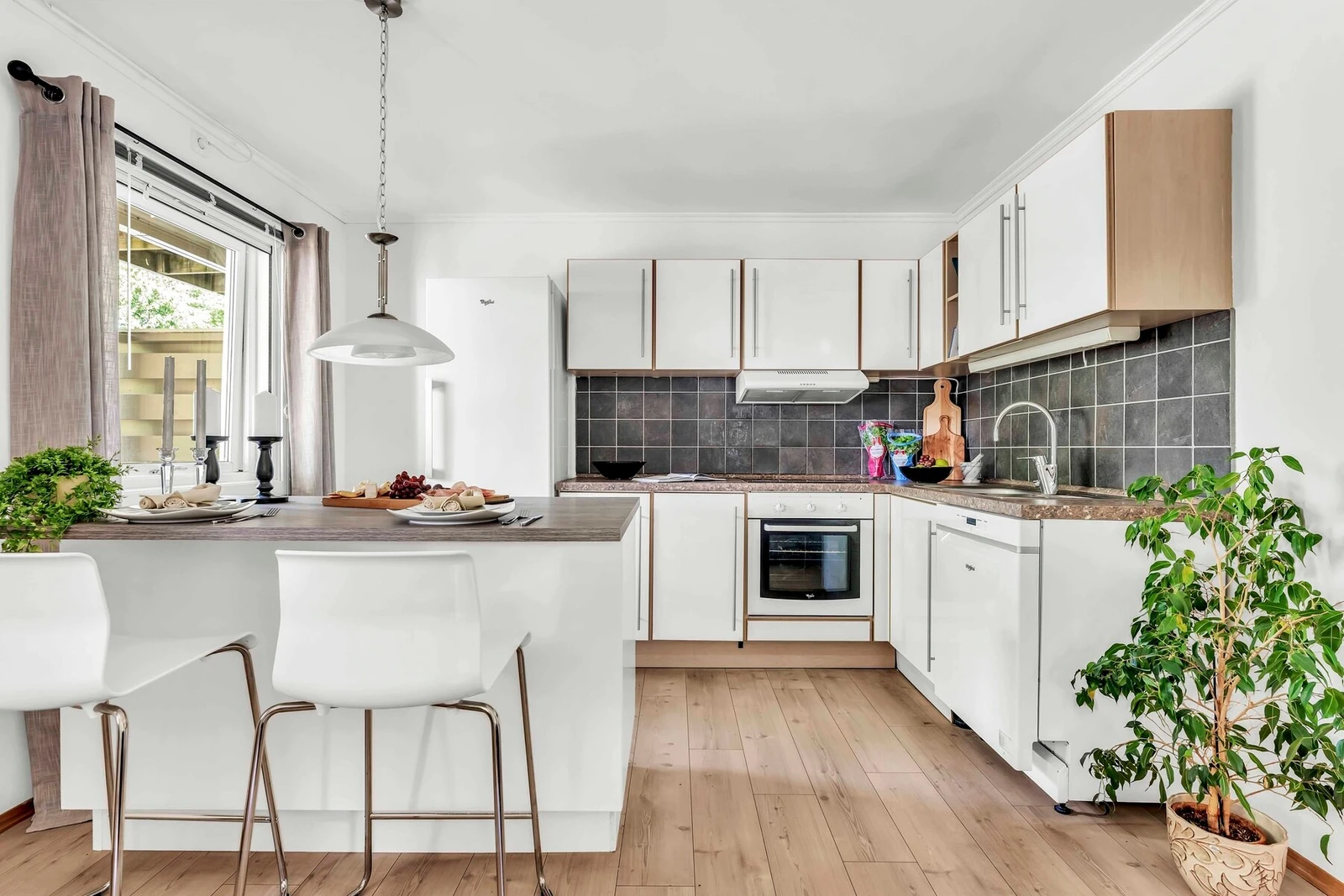 Det er en koselig spiseplass på kjøkkenet. Galleribilde