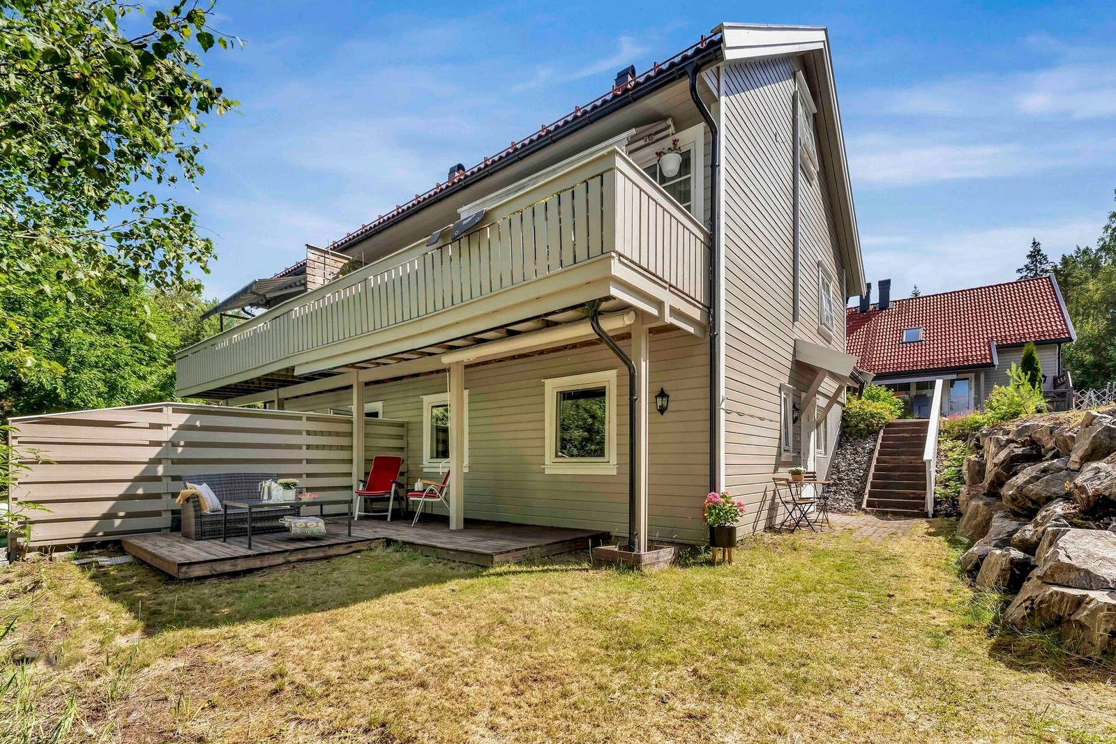 Det er solrike og usjenerte utearealer med både platting og gress like utenfor leiligheten. Galleribilde