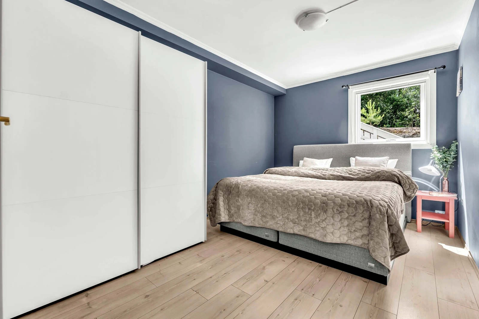 Romslig soverom med skyvedørsgarderobe. Galleribilde