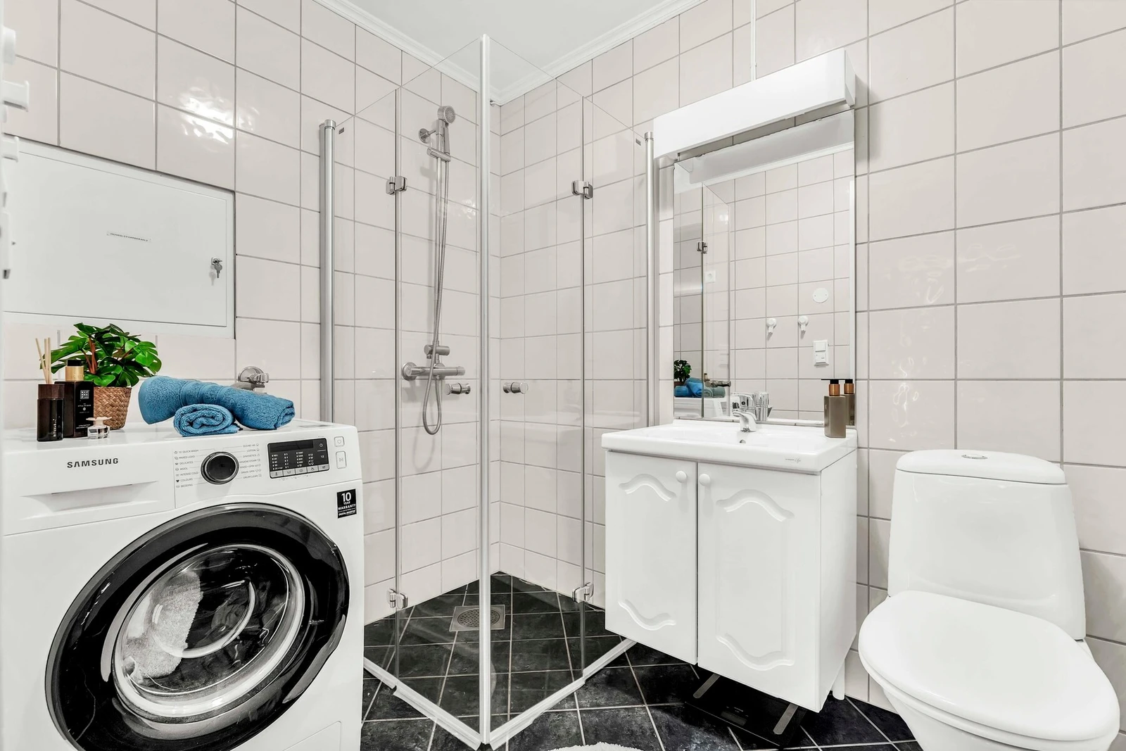 Pent, flislagt bad med varmekabler i gulvet. Galleribilde