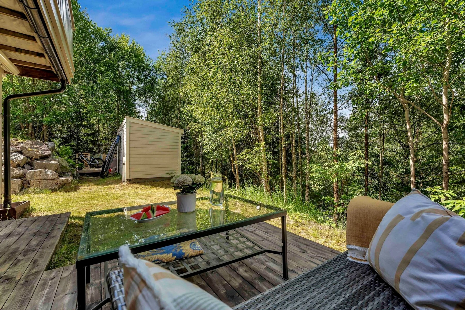 Uteplassene er usjenerte med trær og skog som nærmeste nabo. Galleribilde