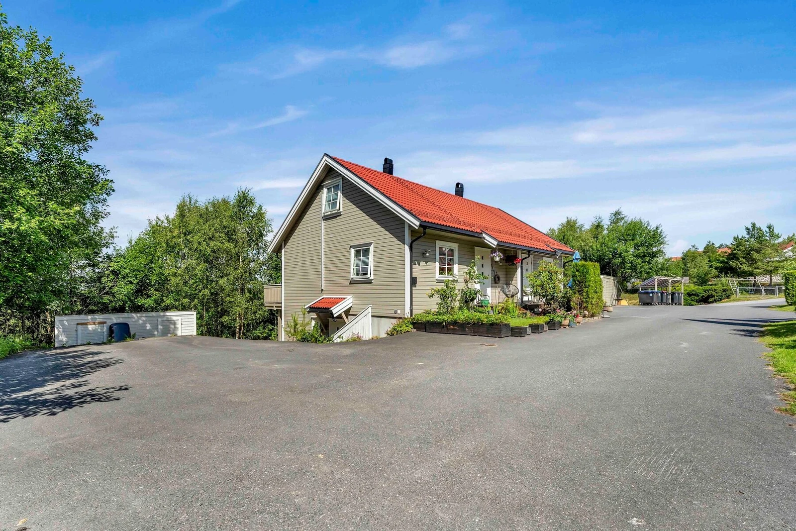 Pen endeleilighet med to parkeringsplasser rett ved inngangspartiet. Galleribilde