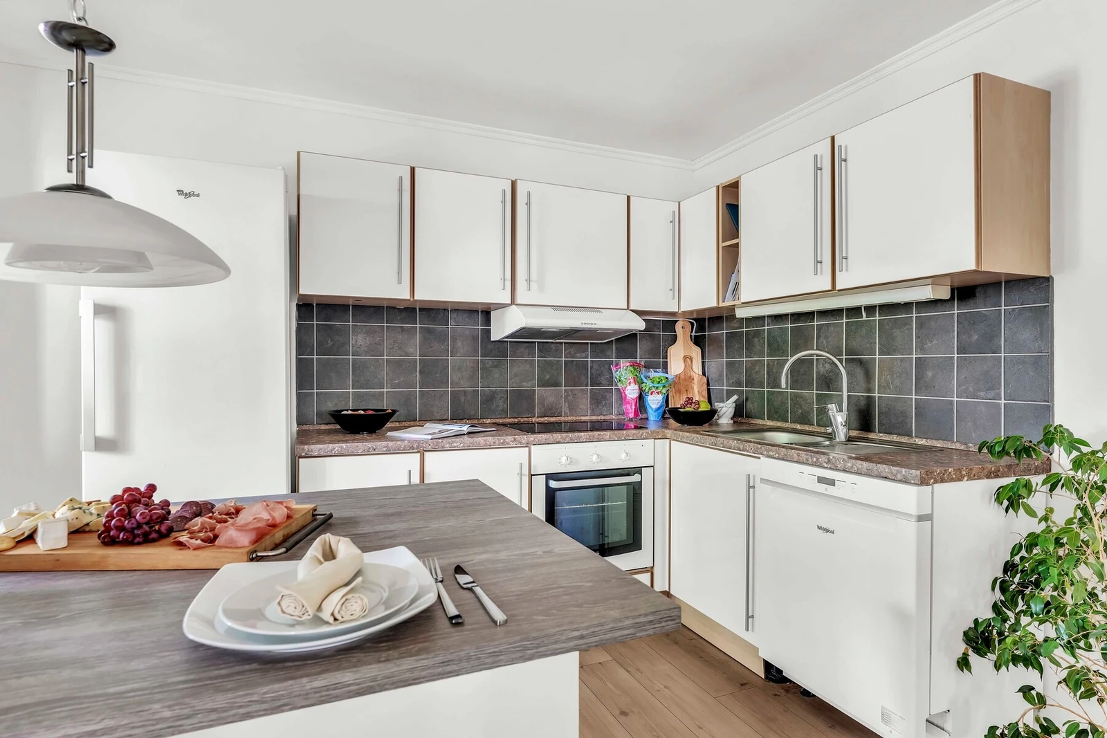 Kjøkkenet har godt med skapplass. Galleribilde