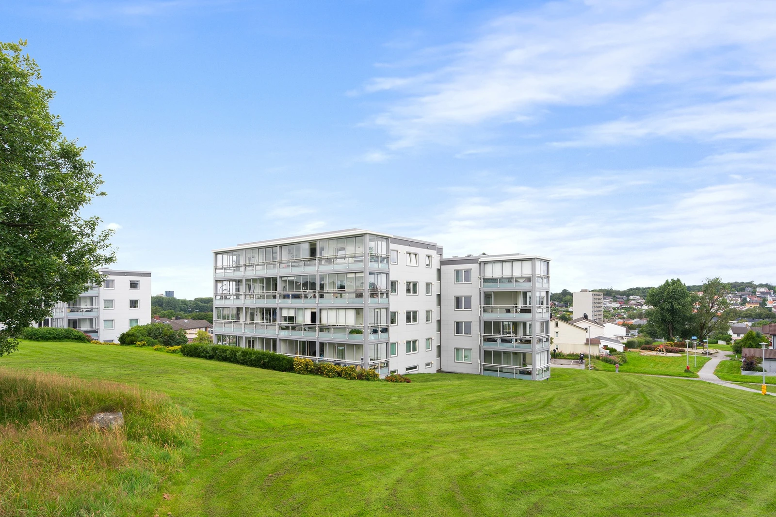 Med et velstelt grøntområde rett utenfor døren får du en åpen og luftig atmosfære. Galleribilde