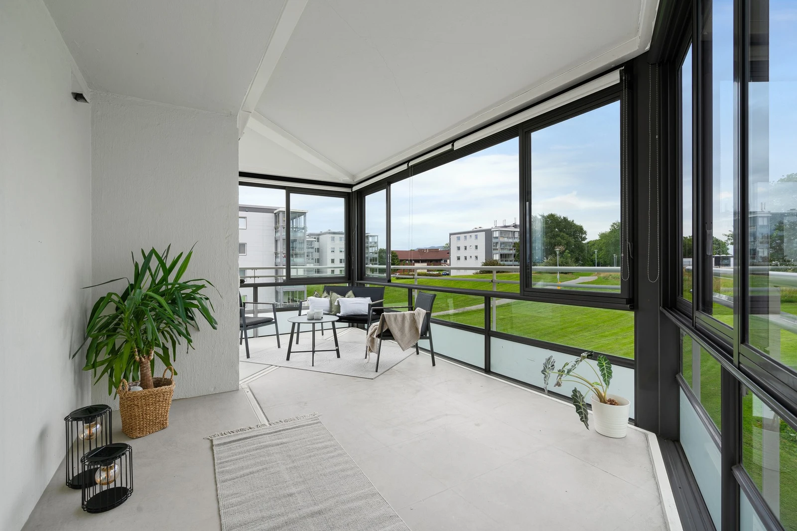 Balkongen er romslig med gode møblerings muligheter. Galleribilde