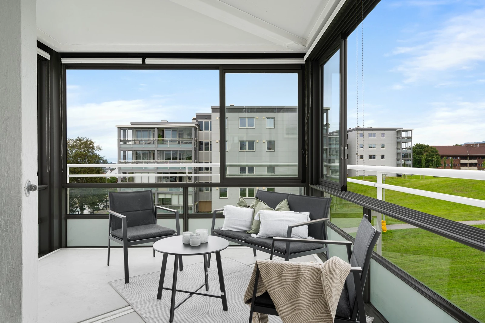 Innglasset balkong med god plass og skjermet utsikt mot grønne omgivelser. Galleribilde