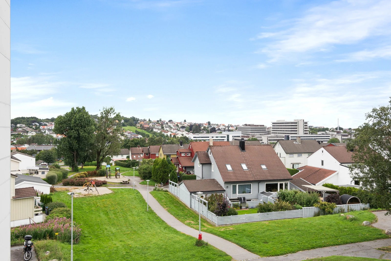 Fra 3 etasje har mann strålende utsikt til byen. Galleribilde