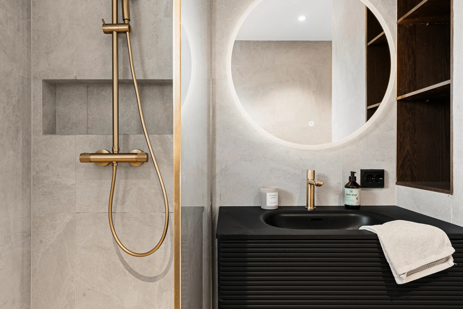 Baderommet har gjennomførte detaljer og innredning i moderne fargetoner. Galleribilde