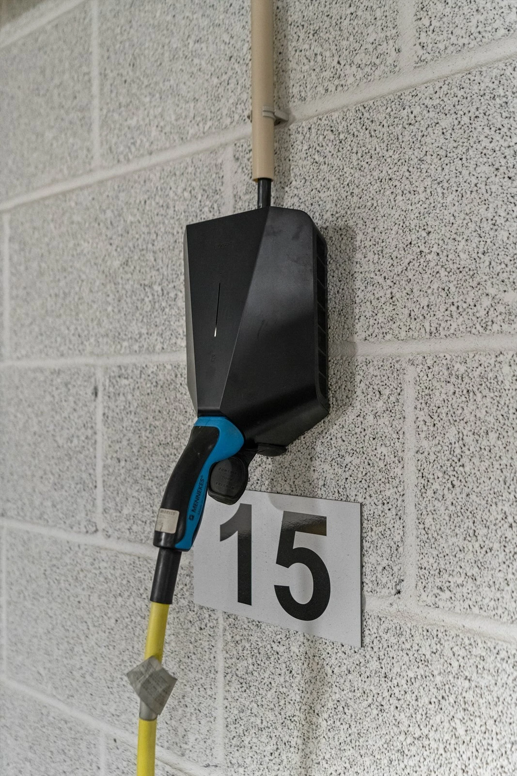 Ladeboks for elbil er montert på plassen. Galleribilde