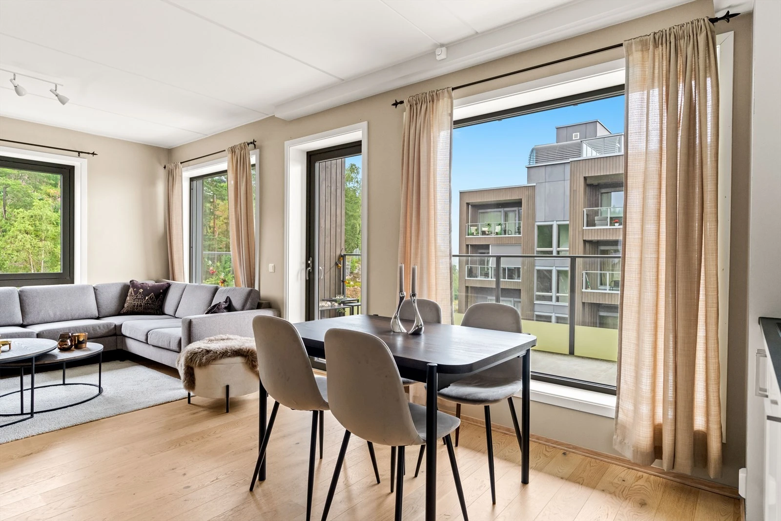 Leilighetens stue er romslig og lys, malt i en elegant farge. Galleribilde