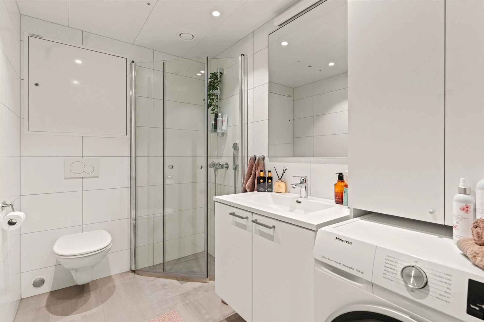 Badet er av god størrelse, moderne og delikat med fliser på gulv og vegger, samt downlights belysning. Galleribilde