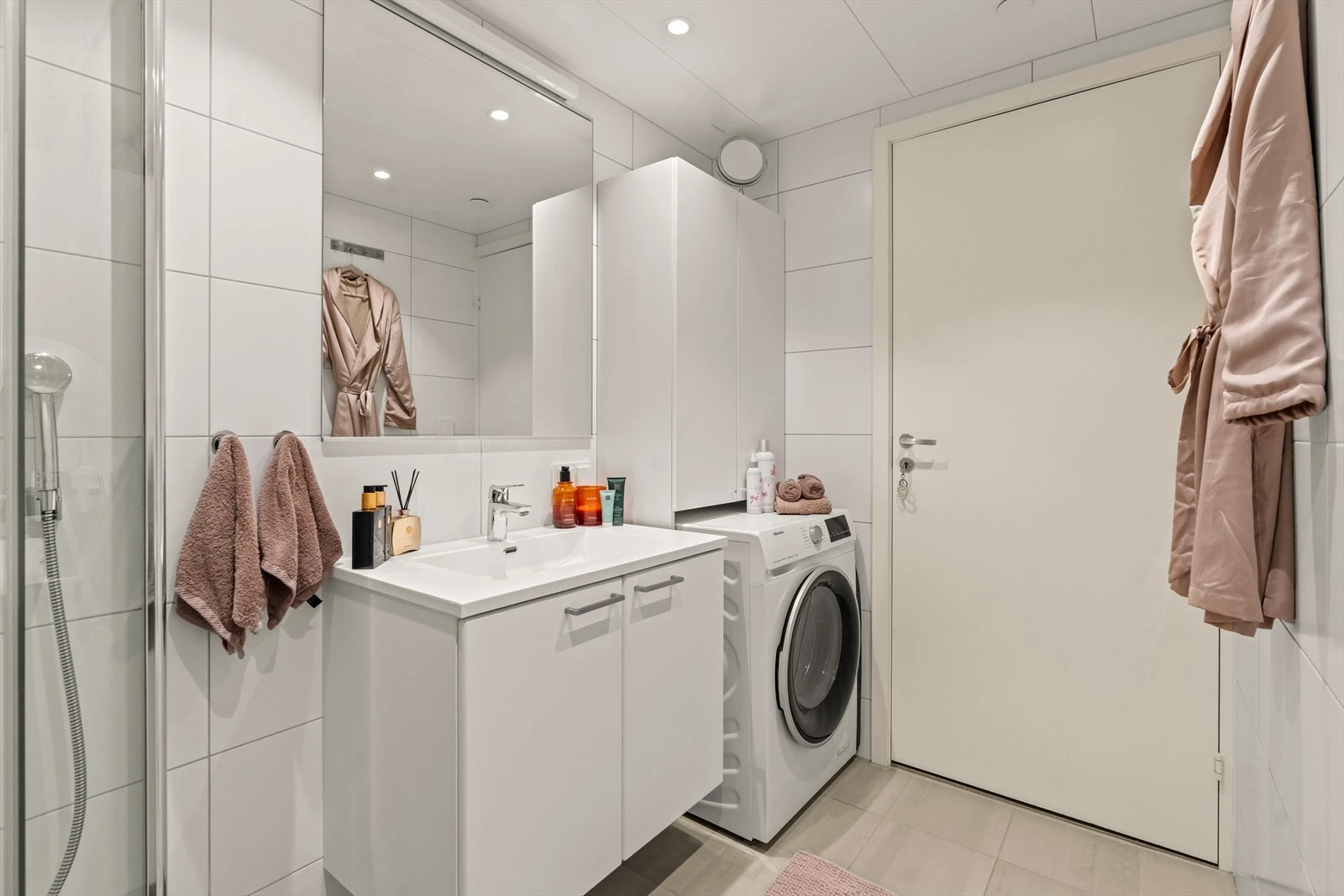 Innredningen består av servant, vegghengt toalett, dusj og opplegg for vaskemaskin. Galleribilde