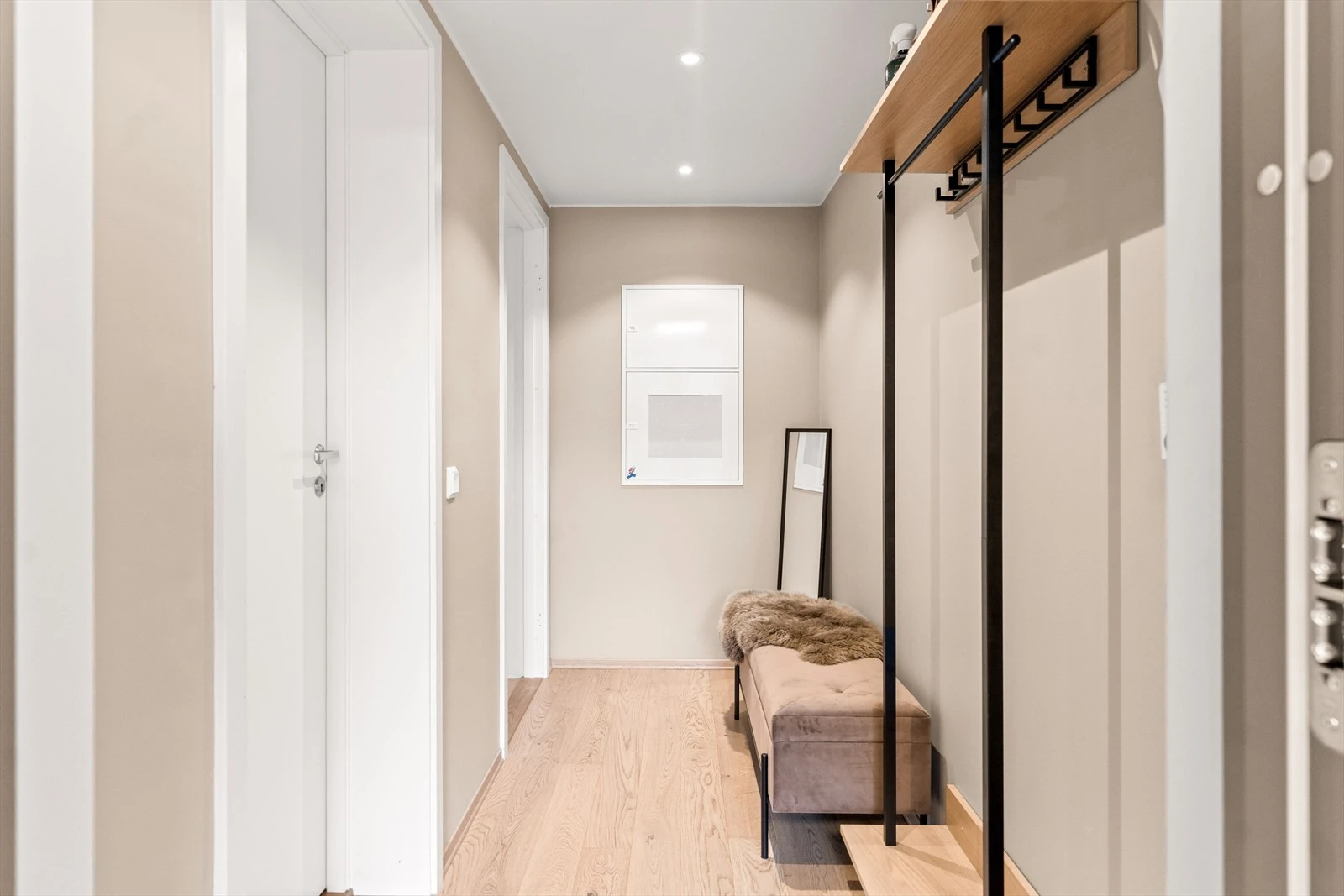 Leiligheten har en innbydende entré hvor det god plass til å henge fra seg yttertøy Galleribilde