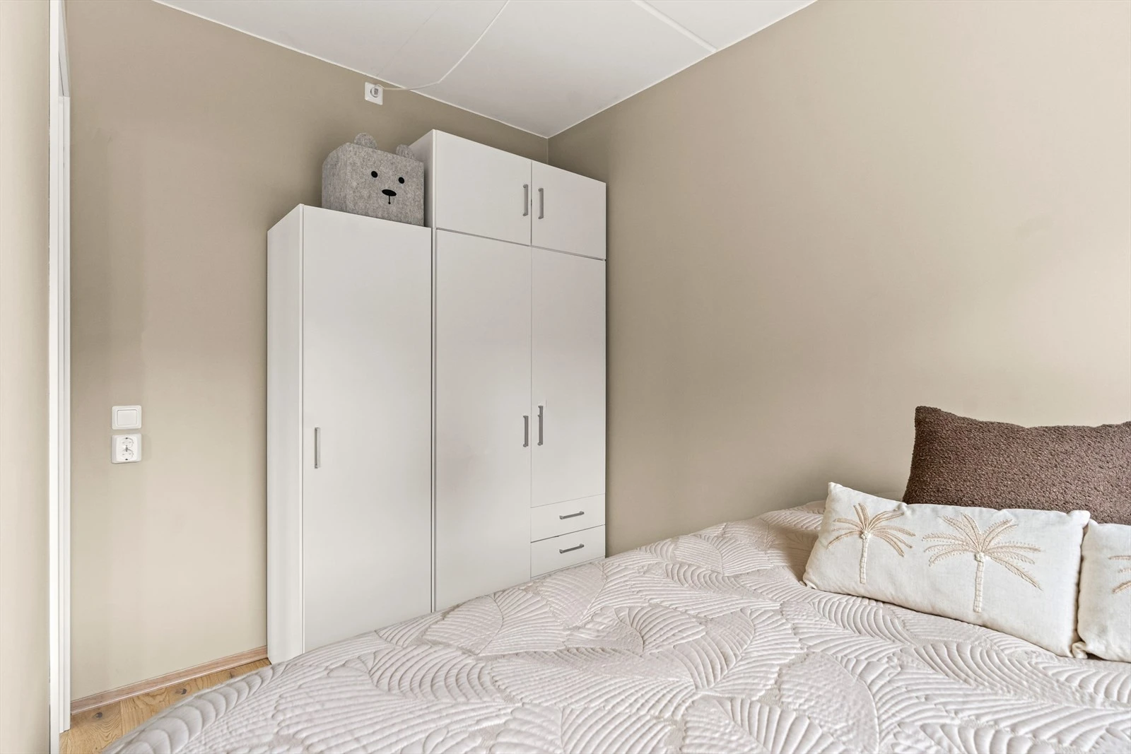 I tillegg er det montert garderobeskap med mye oppbevaringsmuligheter. Galleribilde