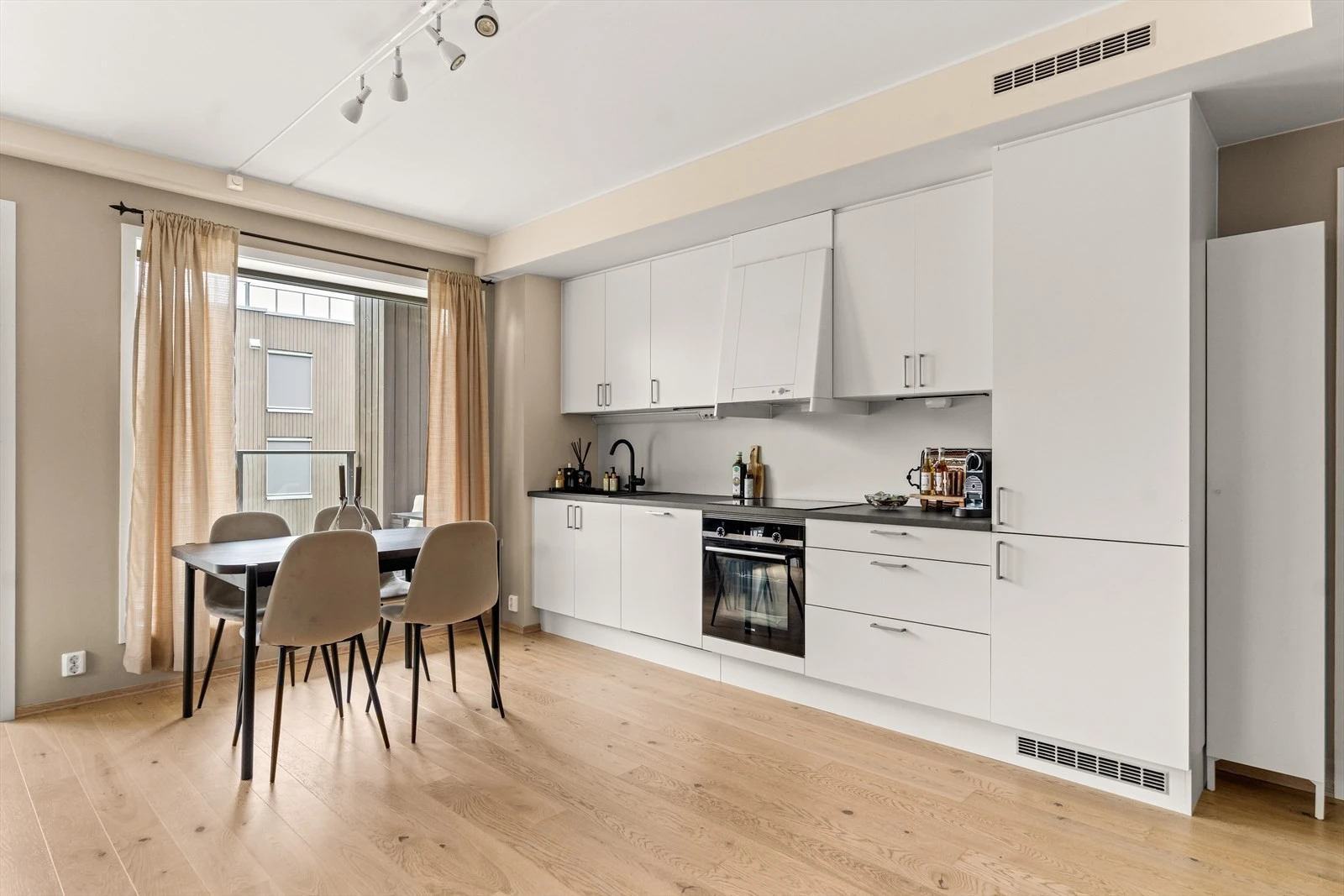 Den åpne kjøkkenløsningen er perfekt for deg som er sosial, og liker å ha middagsgjester. Galleribilde