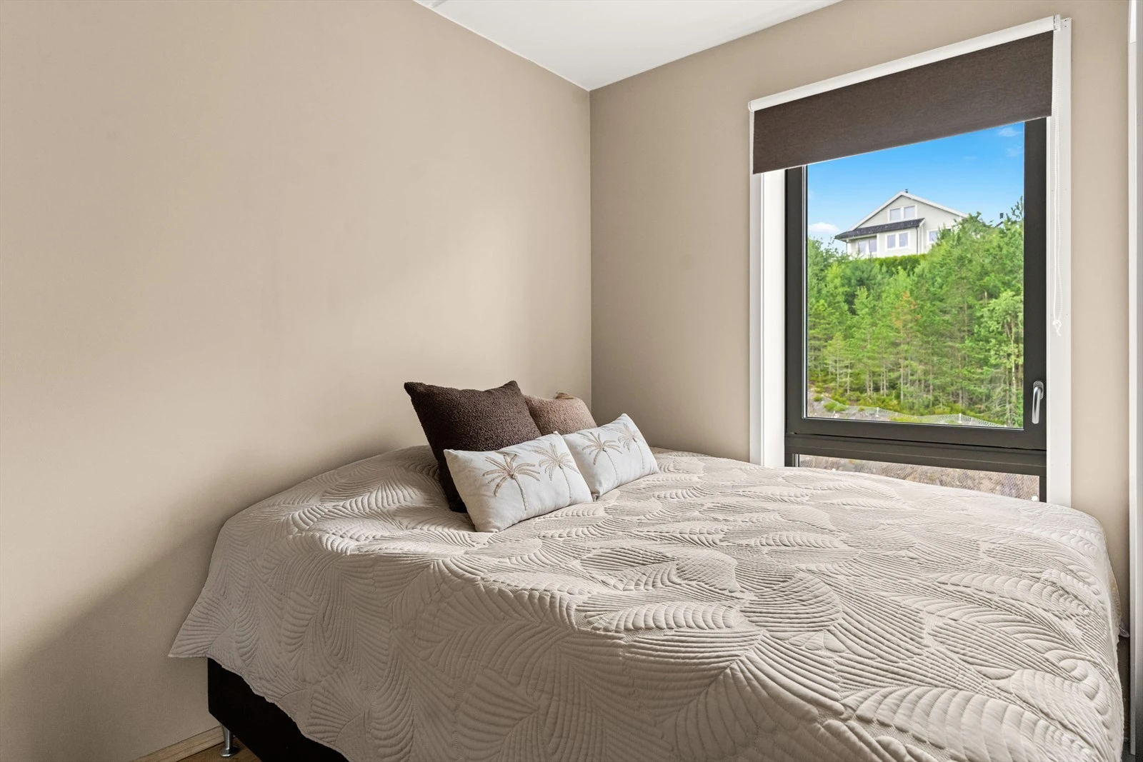 Leilighetens soverom har god plass til dobbeltseng og tilhørende nattbord. Galleribilde