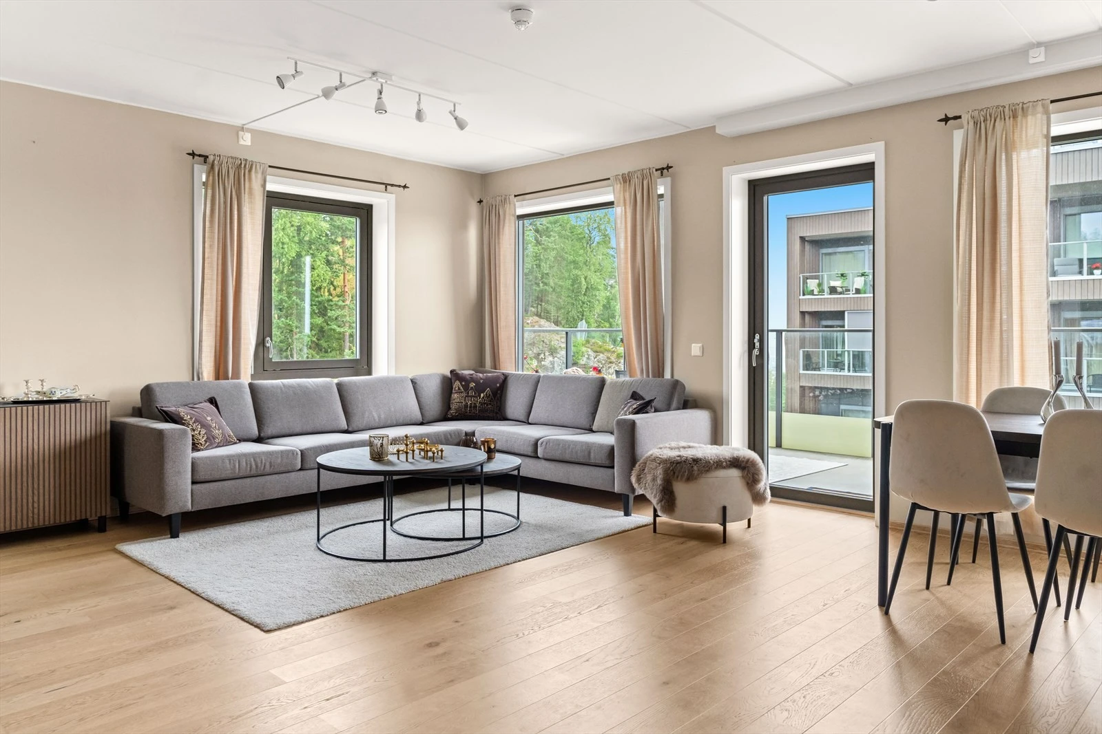 De store vindusflatene slipper inn rikelig med naturlig lys, som skaper en behagelig atmosfære. Galleribilde