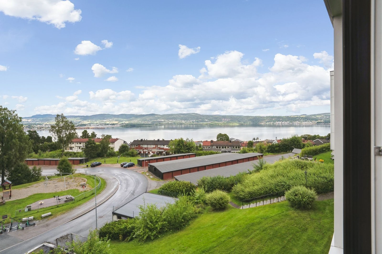Fjordutsikten fra stuen må oppleves - rett og slett magisk!
