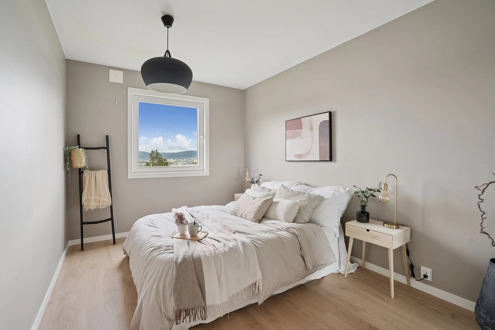 Romslig hovedsoverom med plass til både nattbord og dobbeltseng.