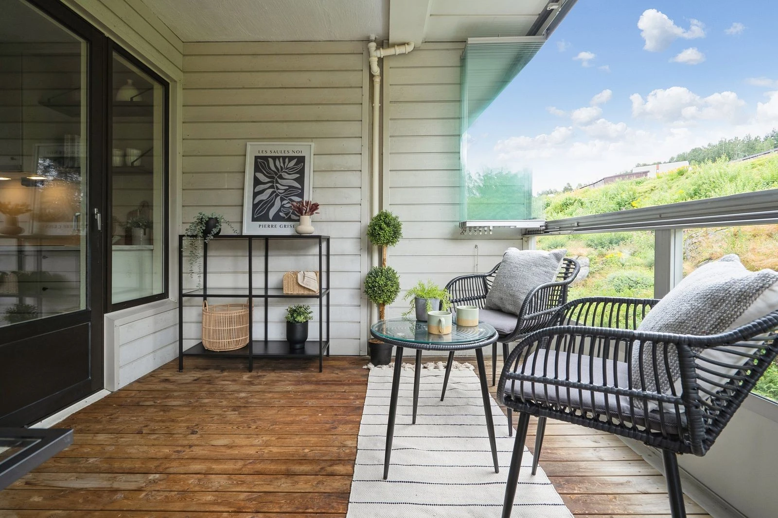 Innglasset balkong med flott utsikt og god plass til møblering - ideell for både ro og selskap.